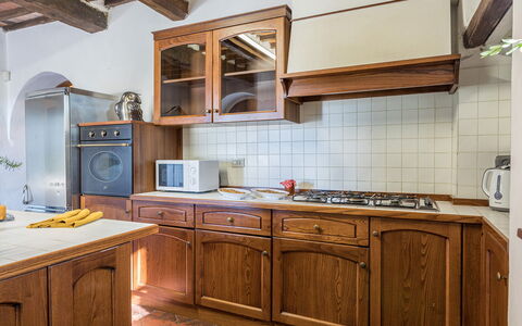 Villalta 18+2: Küche, Cabinetry, Holz, Interior Design, Countertop, Küchengerät, Möbel, Flooring, Major Appliance, Schrank