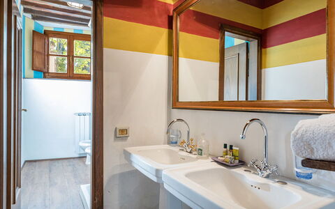 Villalta 18+2: Wand, Armatur, Bad Sink, Holz, Badezimmer, Interior Design, Sinken, Zapfhahn, Flooring, Installation