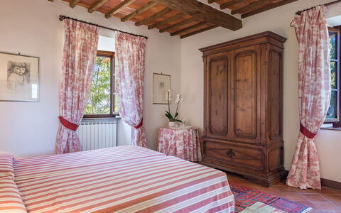Villalta 18+2: Möbel, Bett, Interior Design, Wand, Schlafzimmer, Flooring, Bettdecke, Bedding, Linens, Textil