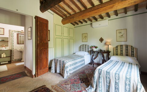 Le Volpaie 6+1: Möbel, Bett, Wand, Schlafzimmer, Interior Design, Bedding, Flooring, Bettdecke, Zuhause, Bettrahmen