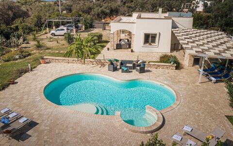 Villa Sanssouci 8: Schwimmbad, Blau, Gartenmöbel, Resort, Regenschirm, Verbundwerkstoff, Freizeit, Schatten, Eco Hotel, Estate