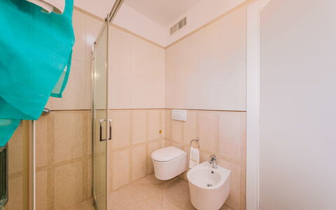 Villa Sanssouci 8: Flooring, Fussboden, Armatur, Interior Design, Badezimmer, Installation, Zapfhahn, Fliese, Toilette, Zimmer