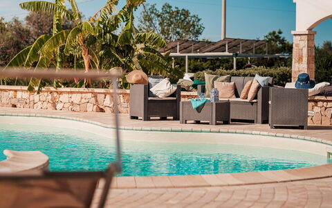 Villa Sanssouci 8: Schwimmbad, Gartenmöbel, Resort, Möbel, Schatten, Freizeit, Stuhl, Eco Hotel, Regenschirm, Tisch Im Freien