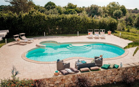 Villa Sanssouci 8: Schwimmbad, Gartenmöbel, Resort, Verbundwerkstoff, Freizeit, Eco Hotel, Regenschirm, Sonnenliege, Water Feature, Hazienda