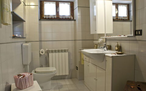 Frantusa 6+2: Armatur, Sinken, Bad Sink, Badezimmer, Flooring, Interior Design, Toilleten Sitz, Zapfhahn, Fussboden, Toilette