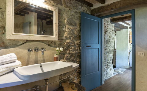 Campodalto 8: Wand, Möbel, Interior Design, Armatur, Flooring, Bad Sink, Badezimmer, Zapfhahn, Fussboden, Sinken