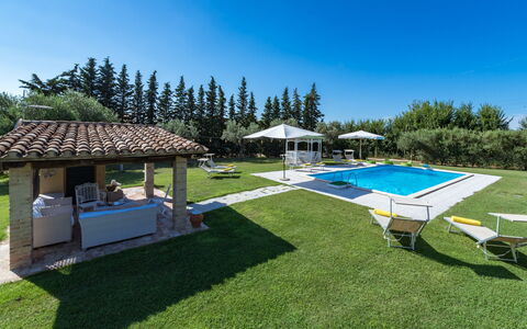 Il Podere di Fi 8: Schwimmbad, Resort, Gartenmöbel, Garten, Rasen, Estate, Hinterhof, Freizeit, Schatten, Hazienda