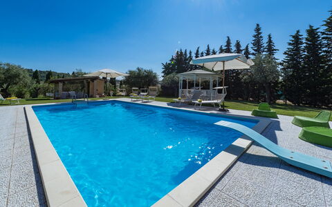 Il Podere di Fi 8: Schwimmbad, Blau, Resort, Freizeit, Verbundwerkstoff, Schatten, Garten, Eco Hotel, Landscaping, Gartenmöbel