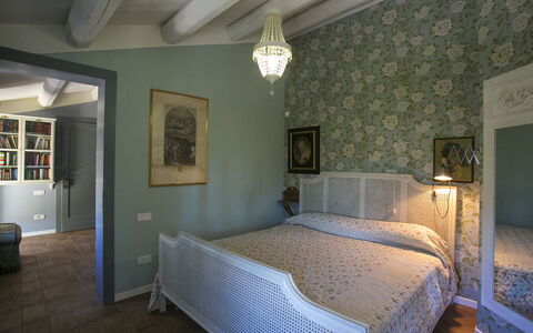 Il Podere di Fi 8: Möbel, Wand, Interior Design, Schlafzimmer, Bett, Decke, Zimmer, Flooring, Beleuchtung, Linens