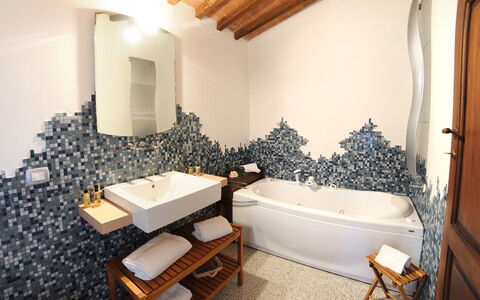 La Capanna di Franca 6+2: Armatur, Natürliches Material, Zimmerpflanze, Fliese, Zapfhahn, Blumentopf, Installation, Badezimmer, Keramik