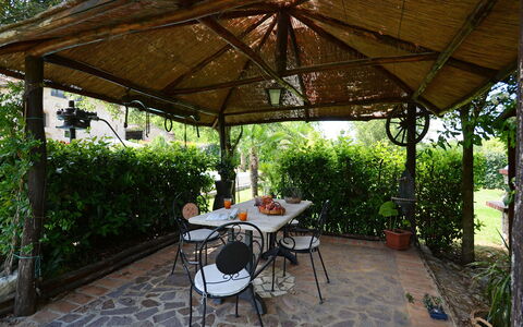 La Capanna di Franca 6+2: Möbel, Schatten, Garten, Outdoor Struktur, Tisch Im Freien, Stuhl, Gartenmöbel, Hinterhof, Gazebo, Flagstone