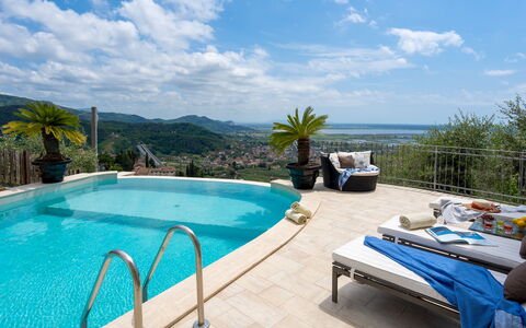 Villa Dolphin 10: Blau, Schwimmbad, Gartenmöbel, Resort, Freizeit, Eco Hotel, Sonnenliege, Regenschirm, Urlaub, Schatten