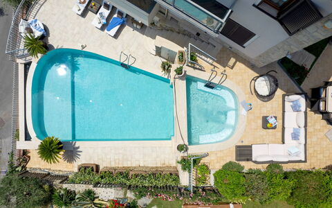 Villa Dolphin 10: Schwimmbad, Resort, Gartenmöbel, Regenschirm, Freizeit, Eco Hotel, Urlaub, Stuhl, Thermae, Hotel