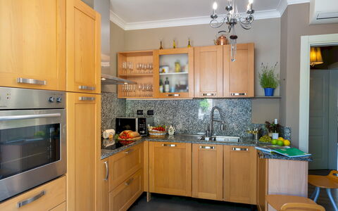 Villa Dolphin 10: Küchengerät, Küche, Cabinetry, Möbel, Countertop, Major Appliance, Haushaltsgerät, Holz, Interior Design, Schrank