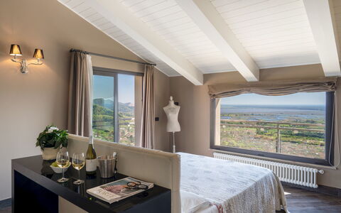 Villa Dolphin 10: Möbel, Interior Design, Wand, Decke, Schlafzimmer, Bett, Zimmer, Textil, Linens, Zuhause