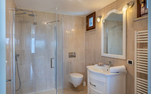 Villa Dolphin 10: Badezimmer, Armatur, Interior Design, Flooring, Wand, Fussboden, Sinken, Bad Sink, Zapfhahn, Spiegel