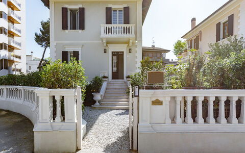 Villa Corona 8: Gebäude, Fenster, Zuhause, Wohngebiet, Haus, Tür, Balkon, Veranda, Estate, Formen