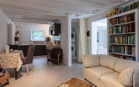 Villa Corona 8: Möbel, Interior Design, Flooring, Couch, Fussboden, Wand, Zimmer, Holz, Decke, Wohnzimmer
