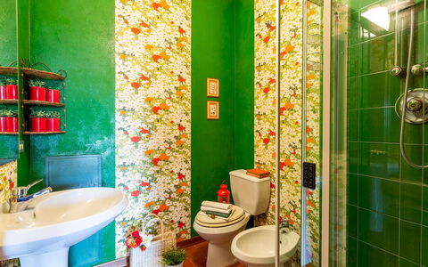 Villa Il Colle di Moriano 8: Grün, Gelb, Interior Design, Armatur, Badezimmer, Orange, Installation, Fliese, Toilette, Mosaik