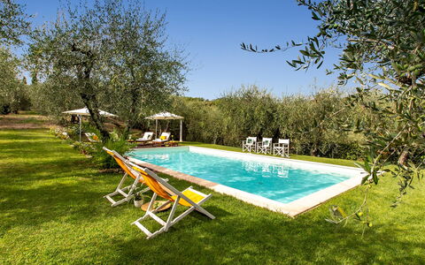 Villa Il Colle di Moriano 8: Schwimmbad, Rasen, Estate, Resort, Garten, Bauernhaus, Gartenmöbel, Hazienda, Sonnenliege, Garten
