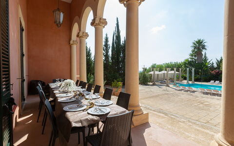 Villa Capozza 18+2: Möbel, Stuhl, Säule, Schatten, Hazienda, Gartenmöbel, Resort, Leuchter, Hof, Schwimmbad