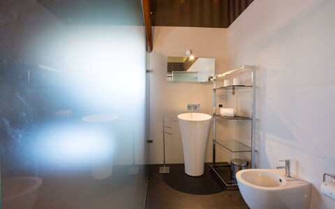 Villa Capozza 18+2: Interior Design, Wand, Flooring, Armatur, Fussboden, Badezimmer, Decke, Beleuchtung, Bad Sink, Installation