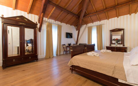 Villa Capozza 18+2: Holz, Interior Design, Flooring, Fussboden, Möbel, Beleuchtung, Schlafzimmer, Decke, Bett, Bettrahmen