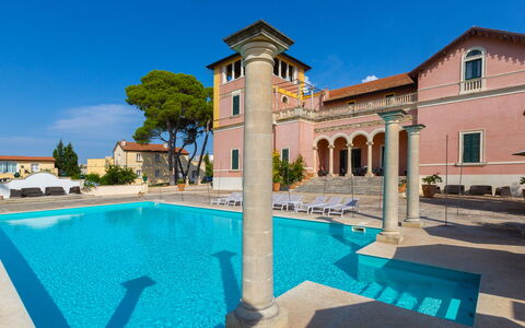 Villa Capozza 18+2: Fassade, Estate, Schwimmbad, Hazienda, Villa, Villa, Hotel, Balkon, Resort