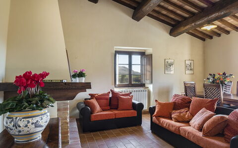 Podere Collelungo 14: Möbel, Interior Design, Flooring, Wand, Holz, Fussboden, Couch, Zimmer, Tabelle, Wohnzimmer