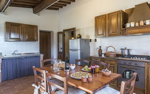 Podere Collelungo 14: Möbel, Küche, Flooring, Holz, Interior Design, Cabinetry, Countertop, Küchengerät, Zimmer, Fussboden