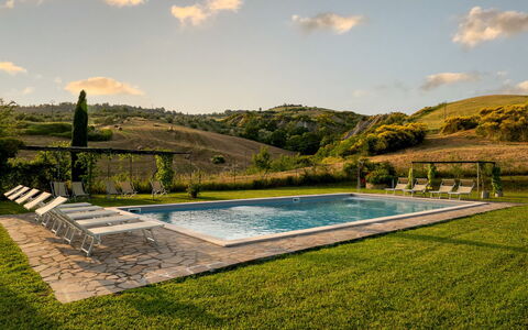 Podere Collelungo 14: Schwimmbad, Hügel, Eco Hotel, Gebirge, Gartenmöbel, Resort, Bauernhaus, Estate, Hinterhof, Landscaping