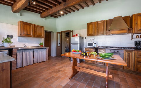 Podere Collelungo 14: Möbel, Flooring, Interior Design, Holz, Küche, Fussboden, Cabinetry, Decke, Countertop, Zimmer