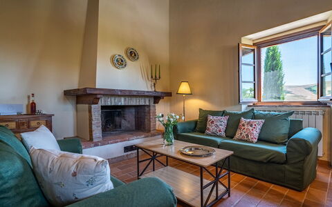 Podere Collelungo 14: Möbel, Interior Design, Couch, Flooring, Zimmer, Wohnzimmer, Tabelle, Beleuchtung, Bilderrahmen, Fussboden