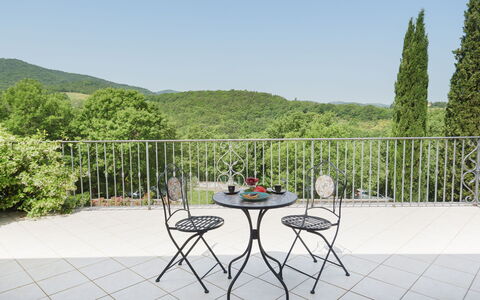 Villa Vittoria D'Anghiari 7+3: Möbel, Gartenmöbel, Stuhl, Tabelle, Tisch Im Freien, Küche & Esszimmer Tisch, Balkon, Kaffetisch, Zaun, Schatten