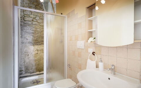 Villa Vittoria D'Anghiari 7+3: Wand, Flooring, Armatur, Interior Design, Fussboden, Badezimmer, Bad Sink, Installation, Zimmer, Decke
