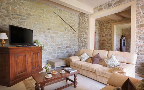 Villa Vittoria D'Anghiari 7+3: Möbel, Wand, Interior Design, Flooring, Holz, Fussboden, Decke, Zimmer, Beleuchtung, Wohnzimmer