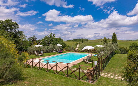 Podere Bagnolo 8: Estate, Garten, Bauernhaus, Schwimmbad, Rasen, Hinterhof, Hazienda, Garten, Villa, Landscaping