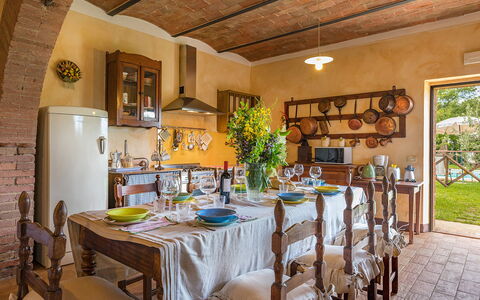 Podere Bagnolo 8: Möbel, Interior Design, Tabelle, Stuhl, Küche & Esszimmer Tisch, Esszimmer, Flooring, Beleuchtung, Zimmer, Zuhause