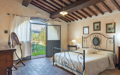 Podere Bagnolo 8: Möbel, Bett, Bettrahmen, Schlafzimmer, Lampe, Zimmerpflanze, Stuhl, Hotel, Villa, Bedding