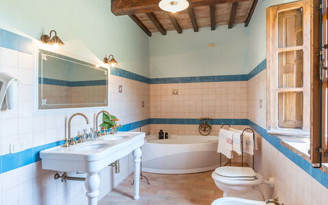 Podere Bagnolo 8: Flooring, Interior Design, Armatur, Fussboden, Zapfhahn, Tür, Fliese, Badezimmer, Bad Sink, Installation