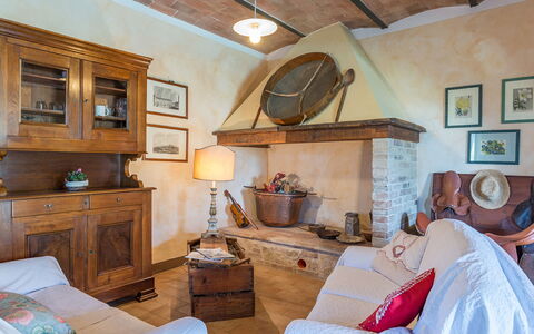 Podere Bagnolo 8: Möbel, Interior Design, Wand, Holz, Flooring, Zimmer, Stuhl, Tabelle, Beleuchtung, Wohnzimmer