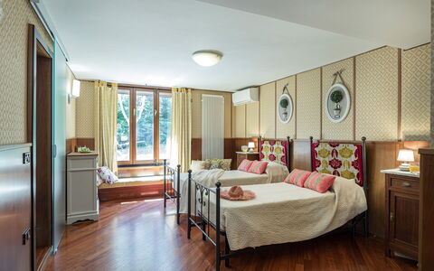 Villa Joy 6: Möbel, Interior Design, Schlafzimmer, Bett, Holz, Flooring, Decke, Bettdecke, Bedding, Fussboden