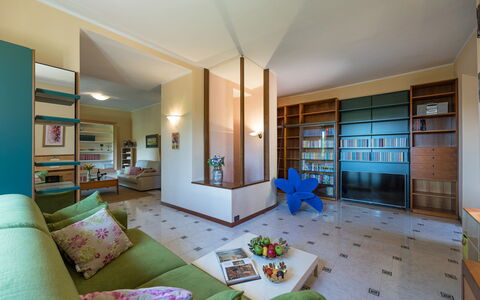 Villa Joy 6: Interior Design, Flooring, Möbel, Fussboden, Decke, Holz, Zimmer, Beleuchtung, Wohnzimmer, Couch