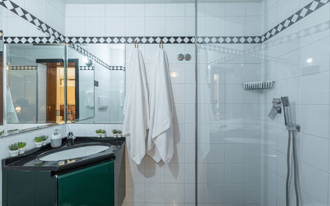 Villa Joy 6: Armatur, Badezimmer, Flooring, Interior Design, Zapfhahn, Fussboden, Sinken, Installation, Fliese, Dusche