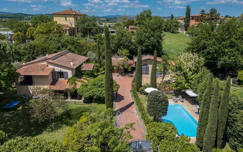 Villa Joy 6: Baum, Wohngebiet, Haus, Dach, Nachbarschaft, Landschaft, Strauch, Zuhause, Vogelperspektive, Grundstueck