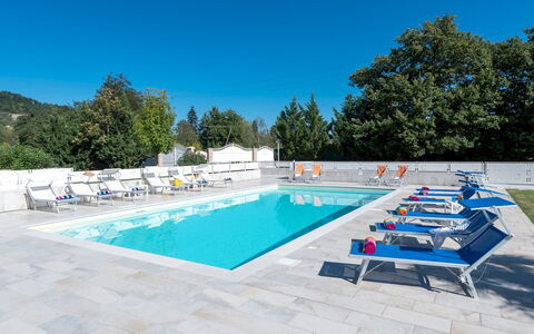 Cascina Marianna 12+4: Blau, Schwimmbad, Gartenmöbel, Resort, Verbundwerkstoff, Sonnenliege, Hotel, Stuhl, Schatten, Thermae