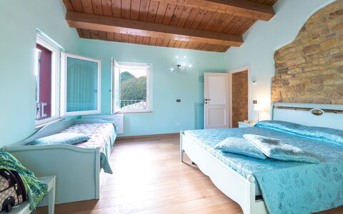 Cascina Marianna 12+4: Möbel, Interior Design, Schlafzimmer, Decke, Fussboden, Bett, Flooring, Zuhause, Zimmer, Linens