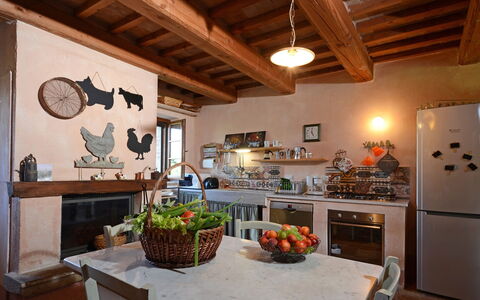 Podere Pomasciano 10: Möbel, Interior Design, Wand, Holz, Flooring, Küche, Decke, Stuhl, Light Fixture, Beleuchtung