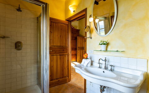 Il Poderuccio 17: Armatur, Badezimmer, Interior Design, Bad Sink, Holz, Flooring, Zapfhahn, Fussboden, Installation, Sinken