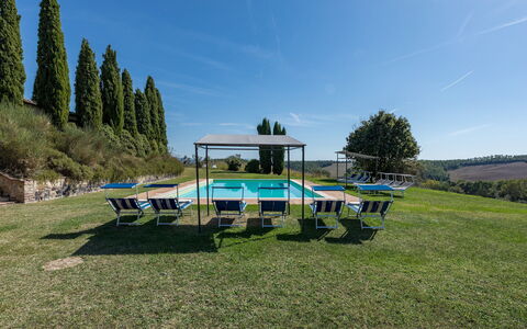 Il Poderuccio 17: Gartenmöbel, Schwimmbad, Möbel, Freizeit, Schatten, Tisch Im Freien, Garten, Landscaping, Rasen, Hinterhof